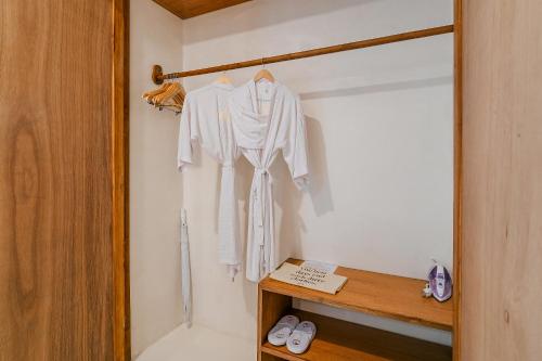 Suite with Pool View image 8