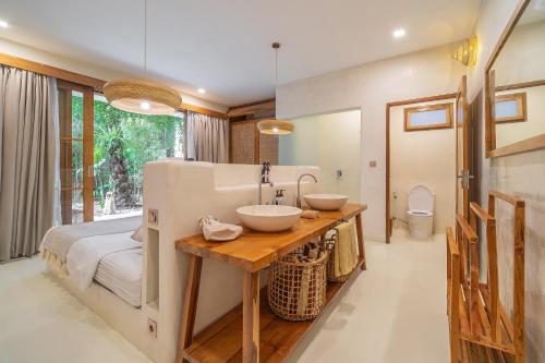 Suite with Pool View image 9