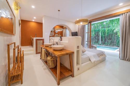 Suite with Pool View image 3