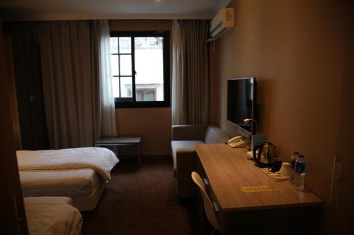 Deluxe Twin Room image 8