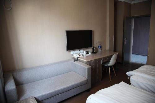 Deluxe Twin Room image 6