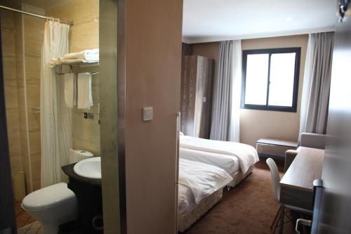 Deluxe Twin Room image 5