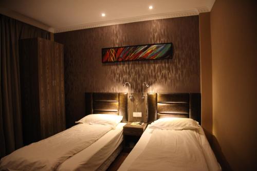 Deluxe Twin Room image 3