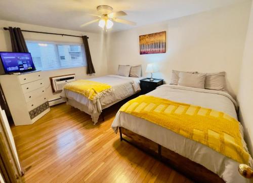 Lg. 2 br Apt. North of Chicago w/ Free Parking in Des Plaines, USA