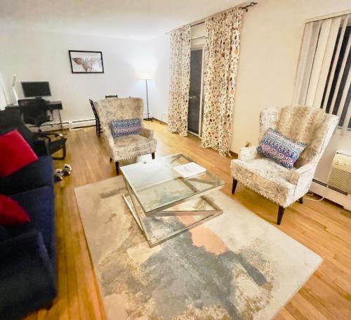 Lg. 2 br Apt. North of Chicago w/ Free Parking in Des Plaines, USA