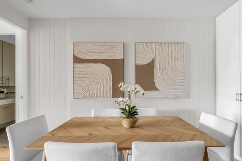 Stunning designer 3 Bed 2 bath opp Long Reef Golf Course