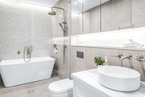 Stunning designer 3 Bed 2 bath opp Long Reef Golf Course