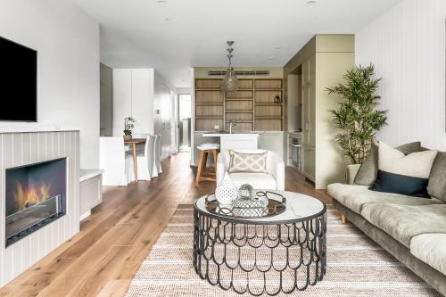 Stunning designer 3 Bed 2 bath opp Long Reef Golf Course