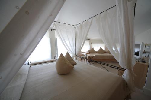 1 queen bed, 1 twin bed