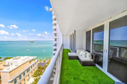 DoubleTree by Hilton Grand Hotel Biscayne Bay - 발코니/테라스