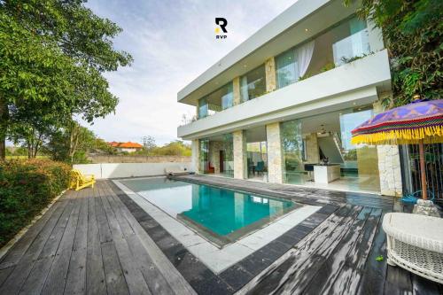 Spacious 4-Bedroom Villa with 850sqm of Stylish shared space in Sei Pinang