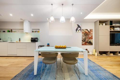Three Bed Luxurious Leicester Square Duplex - image 3