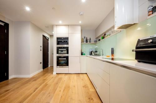 Three Bed Luxurious Leicester Square Duplex - image 8