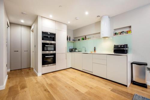 Three Bed Luxurious Leicester Square Duplex - image 13