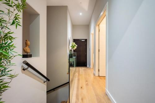 Three Bed Luxurious Leicester Square Duplex - image 12