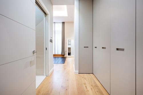 Three Bed Luxurious Leicester Square Duplex - image 10