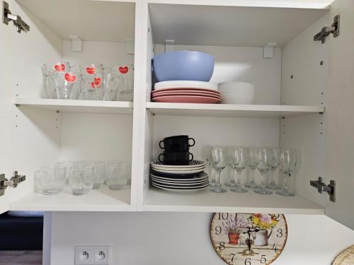 LIVE-INN PRAGUE 2 BDR FAMILY SUITE FOR 1-8 GUESTS, 20 Mins to center, Lift, Gym, Reception, Parking, Roof Terrace, Game & Party