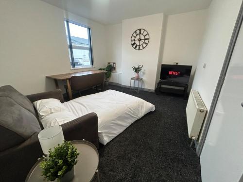 Spacious Apartment near train station with a parking space in Perry Common