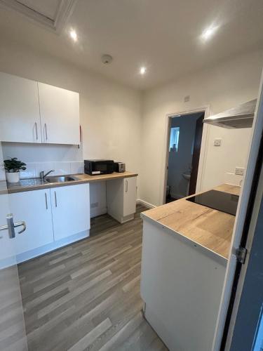 Spacious Apartment near train station with a parking space in Perry Common