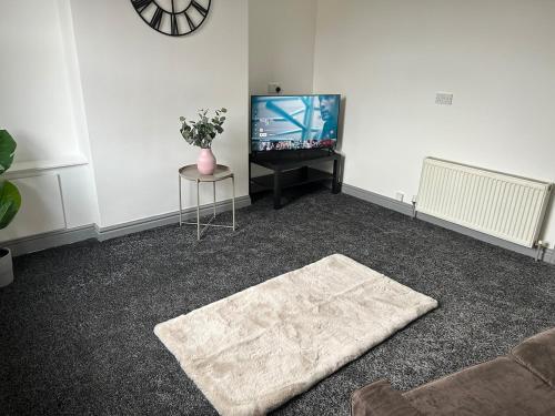 Spacious Apartment near train station with a parking space in Perry Common