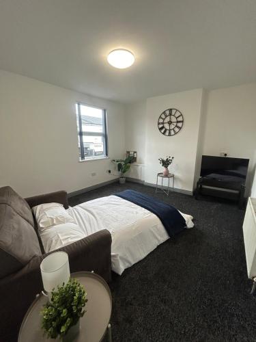 Spacious Apartment near train station with a parking space in Perry Common