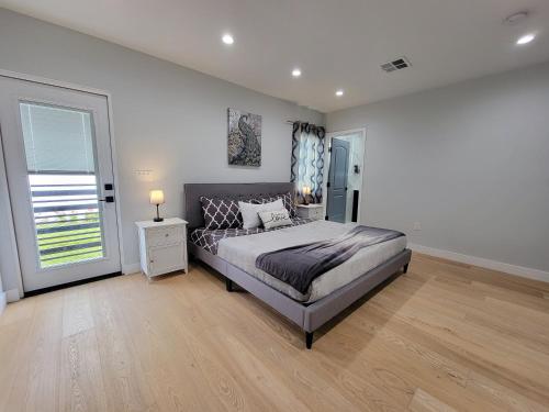 Modern luxury 3 bedroom home next to La Cienega Plaza with parking, WiFi, TV, BBQ 10 minutes to Rodeo Drive, Los Angeles (fotografie 5)