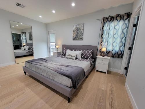 Modern luxury 3 bedroom home next to La Cienega Plaza with parking, WiFi, TV, BBQ 10 minutes to Rodeo Drive, Los Angeles (fotografie 4)