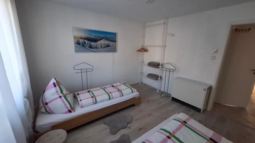 Blackjulie Ferienwohnung im Schwarzwald mit Balkon und Parkplatz ruhig in St. Georgen