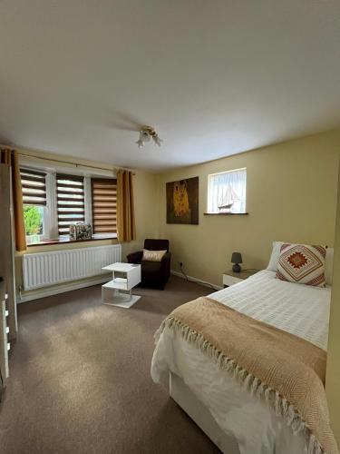 Quest Fulfiller - Near General Hospital, Free Parking & Garden in Coxford