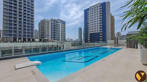 Vogue Vacation Homes, JVC Binghatti Galaxy near Circle Mall, Studio Apartment with Balcony and City View, Access to all Amenities, Dubai
