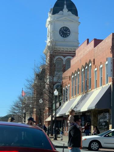 Midnight Sanctuary at Mystic Falls - 3 Bedrooms and 2 Bathrooms 1 Mile from Clocktower, Mystic Grill and the Square