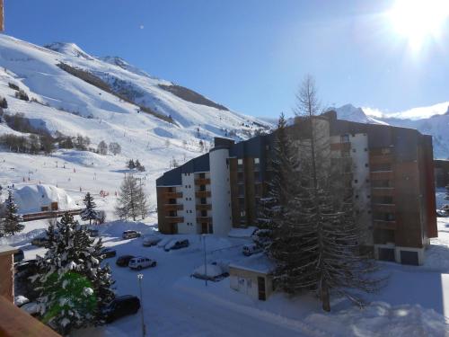 Appartement cosy au pied des pistes avec parking - FR-1-516-31 in ليه دوز الب