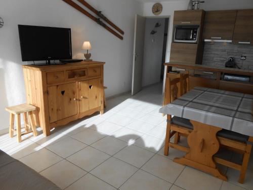 Appartement cosy au pied des pistes avec parking - FR-1-516-31 in ليه دوز الب