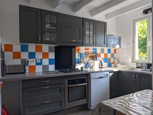 Les Volets Bleus in 阿爾賽