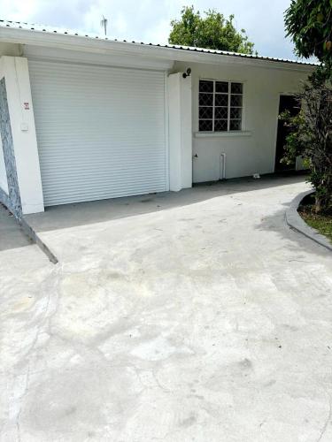 Almarlene House, spacious home sea view, large pool, patios, cot, cook