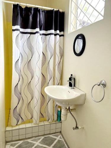 Almarlene House, spacious home sea view, large pool, patios, cot, cook