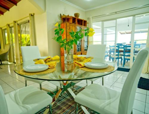 מתקני המלון, Almarlene House, spacious home sea view, large pool, patios, cot, cook in Marisule