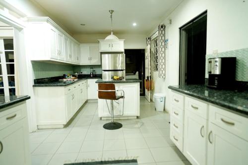מטבח, Almarlene House, spacious home sea view, large pool, patios, cot, cook in Marisule