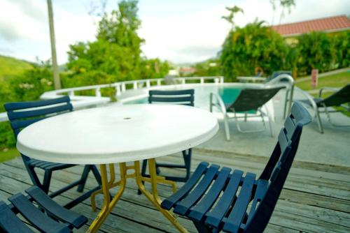 מתקני המלון, Almarlene House, spacious home sea view, large pool, patios, cot, cook in Marisule