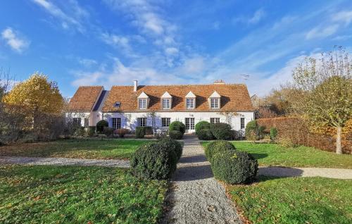 Beautiful Home In Yèvre-La-Ville cottage Chambon-la-Forêt