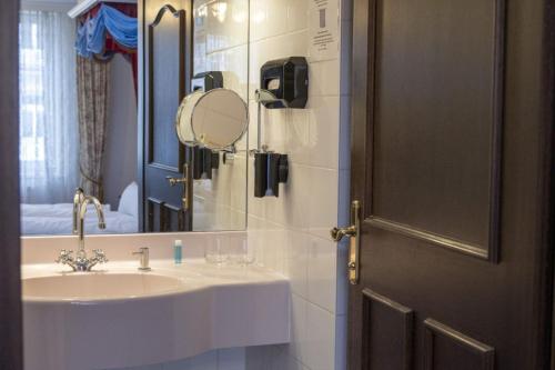 room detail thumbnail 2