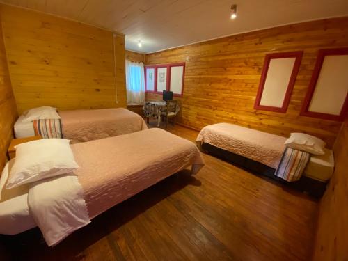 3 twin beds