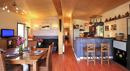 ห้องครัว, Maison - piscine - Vue vignobles coeur de nature in คุยซา