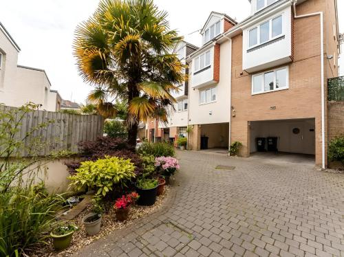 Modern 4-Level Townhouse for 8 Free Parking Bournemouth