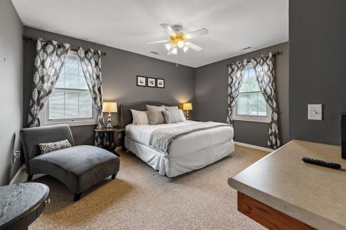 NEW King Bed, Suite, Downtown BR, Southern Charm Caboose