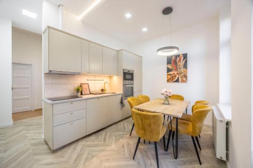 Central Located Grand Residence with 4 BEDROOMS, Budapest