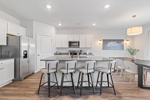 Luxury 5BR Home Near Beaches & Downtown Wilmington – khách sạn tại Mayfaire