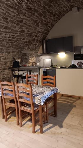 virtuve, Le gîte vouté confort et repos (Le gite voute confort et repos) in Vezins-de-Levezou