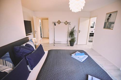 Bildstein's "Kathmandu" Bildstein's "Kathmandu"