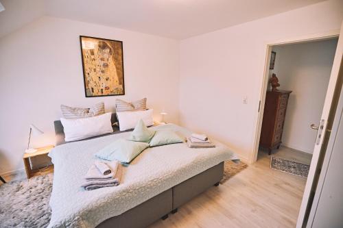 Bildstein's "Kathmandu" Bildstein's "Kathmandu"